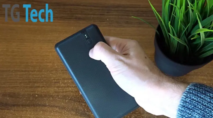 Spigen Essential F711D: grande powerbank su piccole dimensioni