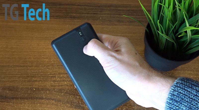 Spigen Essential F711D: grande powerbank su piccole dimensioni